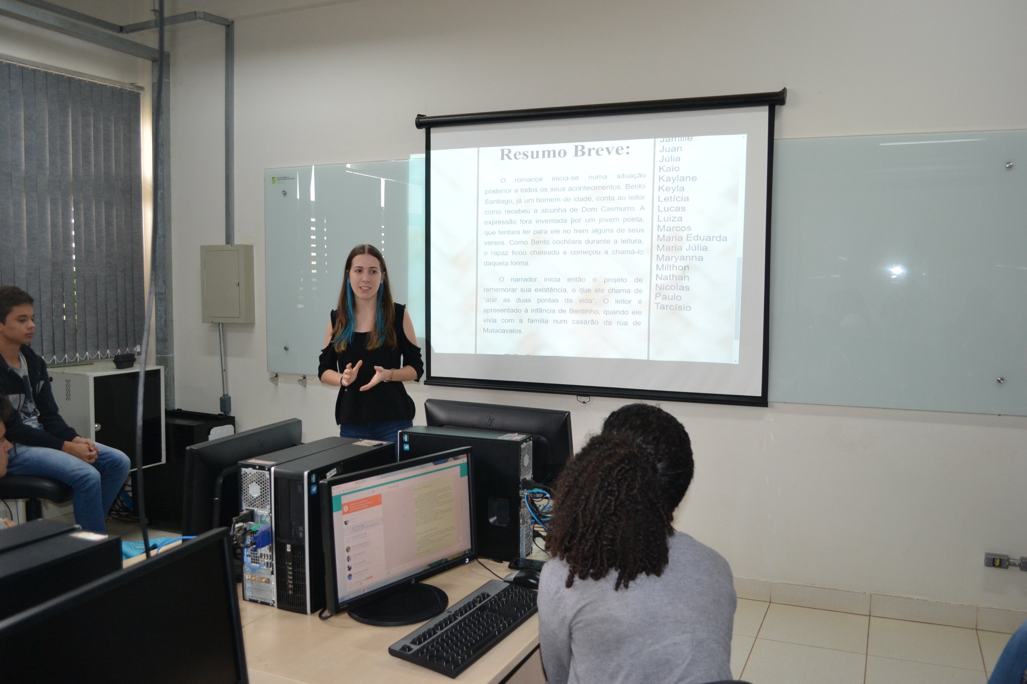 A estudante Fernanda Bufon durante apresentação da página na disciplina de Língua Portuguesa e Literatura Brasileira